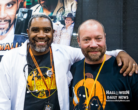 Michael Smallwood with HDN's Matt Artz (photo by Halloween Daily News)