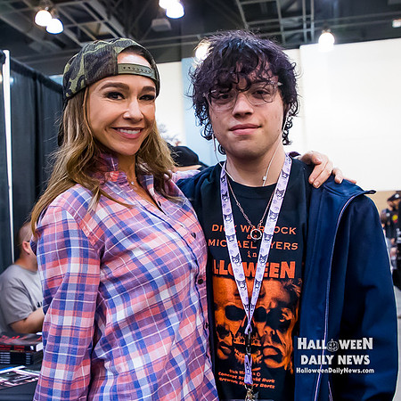 Danielle Harris with HDN's Oziah Artz (photo by Halloween Daily News)