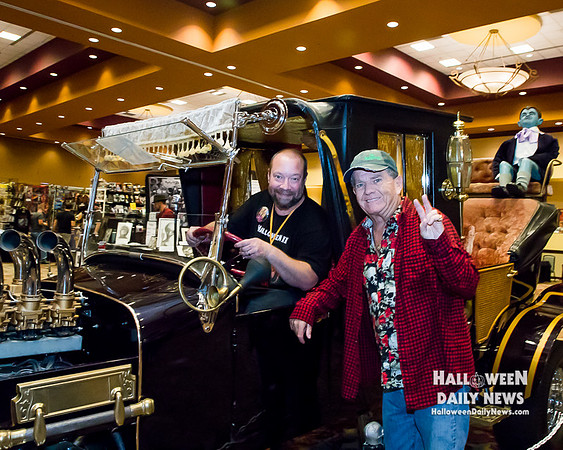 Butch Patrick with HDN's Matt Artz (photo by Halloween Daily News)