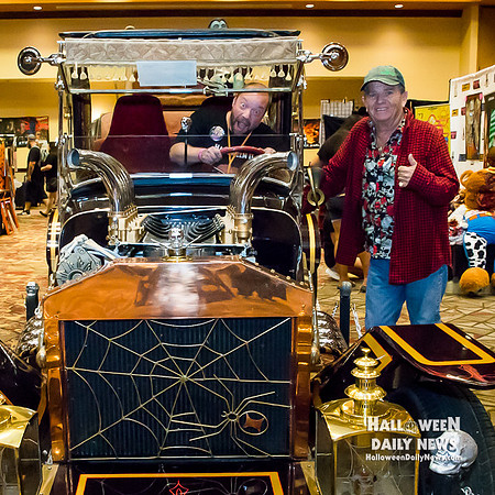 Butch Patrick with HDN's Matt Artz (photo by Halloween Daily News)